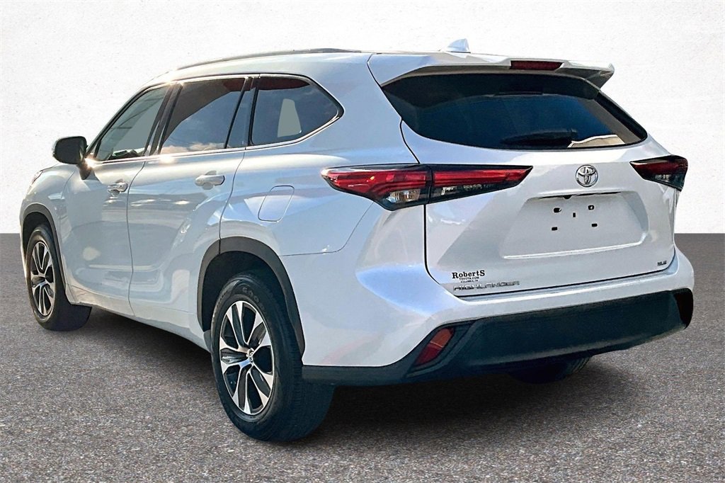 Certified 2022 Toyota Highlander XLE image 5
