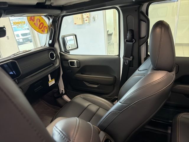 Used 2024 Jeep Wrangler Unlimited Sahara w/ Technology Group AWD/4WD image 31