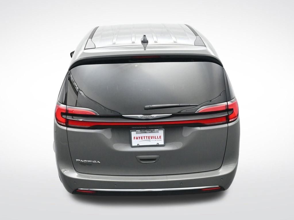 Used 2025 Chrysler Pacifica Select image 27