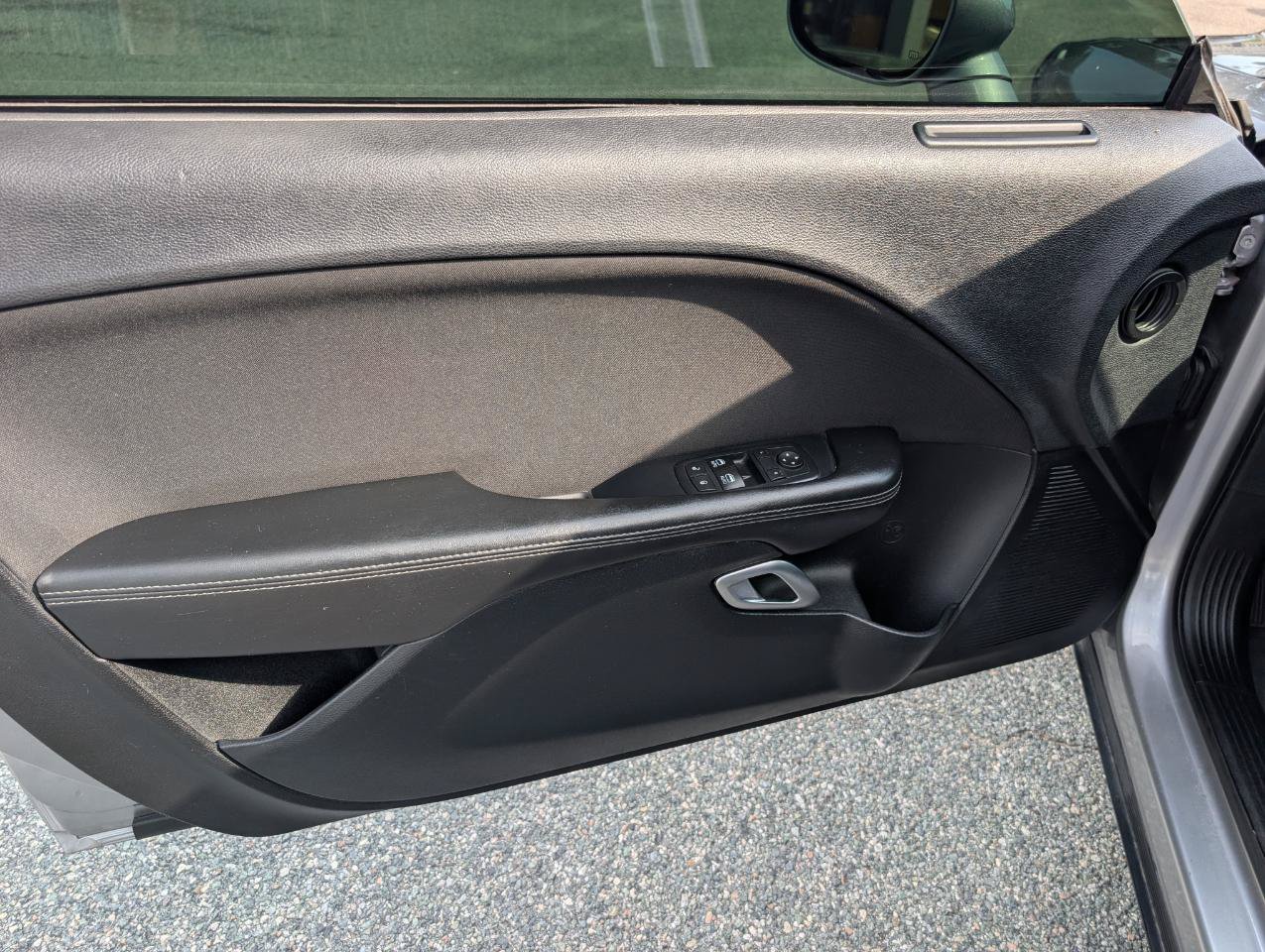 Used 2016 Dodge Challenger SXT RWD image 14