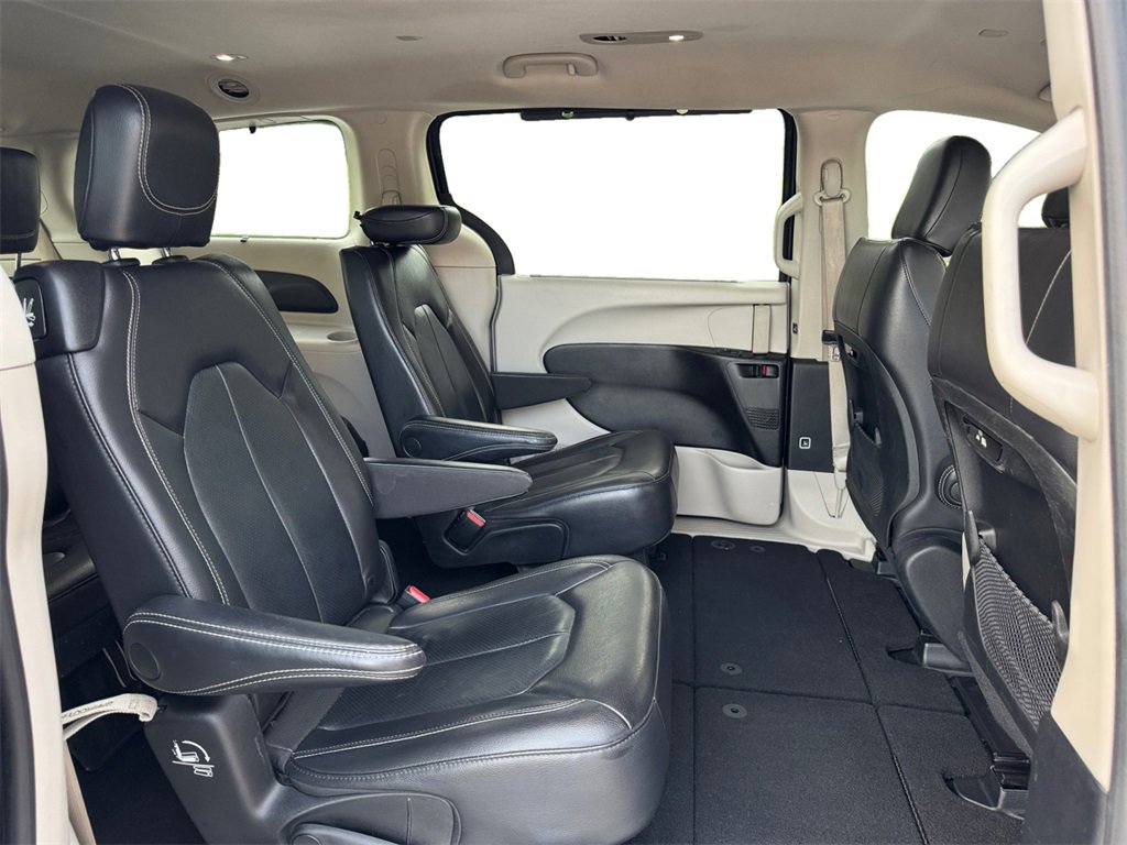 Used 2022 Chrysler Pacifica Touring-L image 20