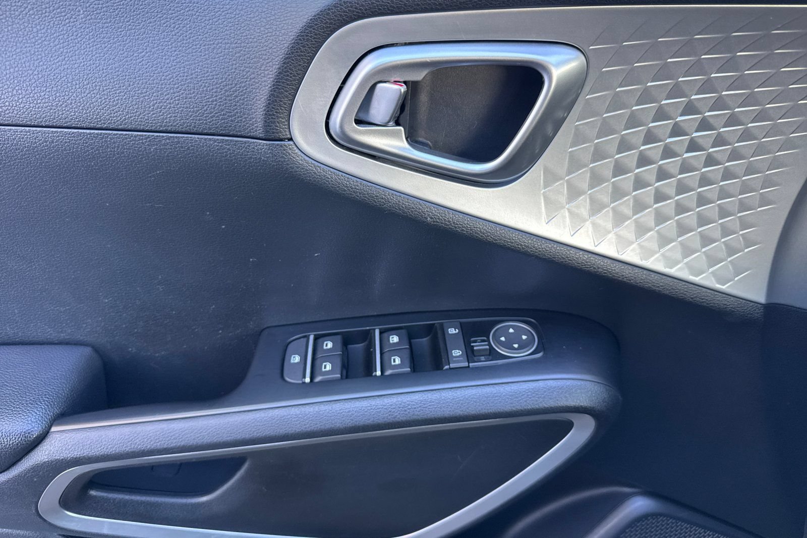 Used 2024 Kia Soul LX w/ Option Group 015 FWD image 11