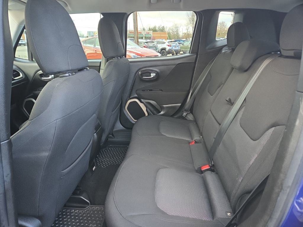 Used 2017 Jeep Renegade Latitude w/ Popular Equipment Group image 18