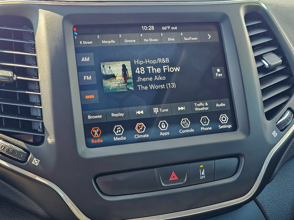 Certified 2022 Jeep Cherokee Latitude w/ Sun & Sound Group AWD/4WD image 24