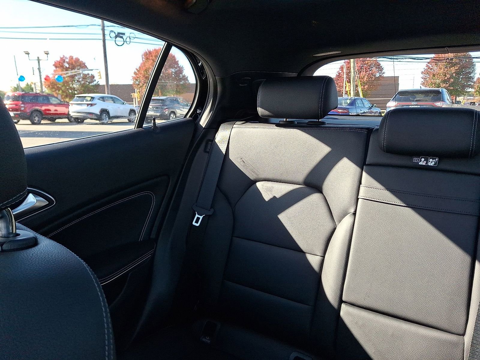 Used 2020 Mercedes-Benz GLA 250 4MATIC w/ Premium Package image 12