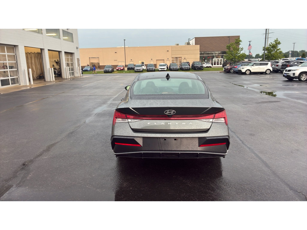 Used 2025 Hyundai Elantra SEL FWD image 6