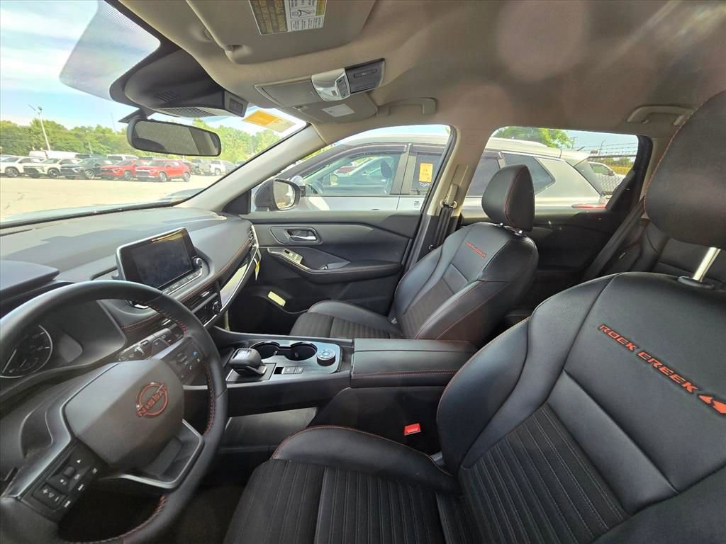 Used 2025 Nissan Rogue SV AWD/4WD image 4