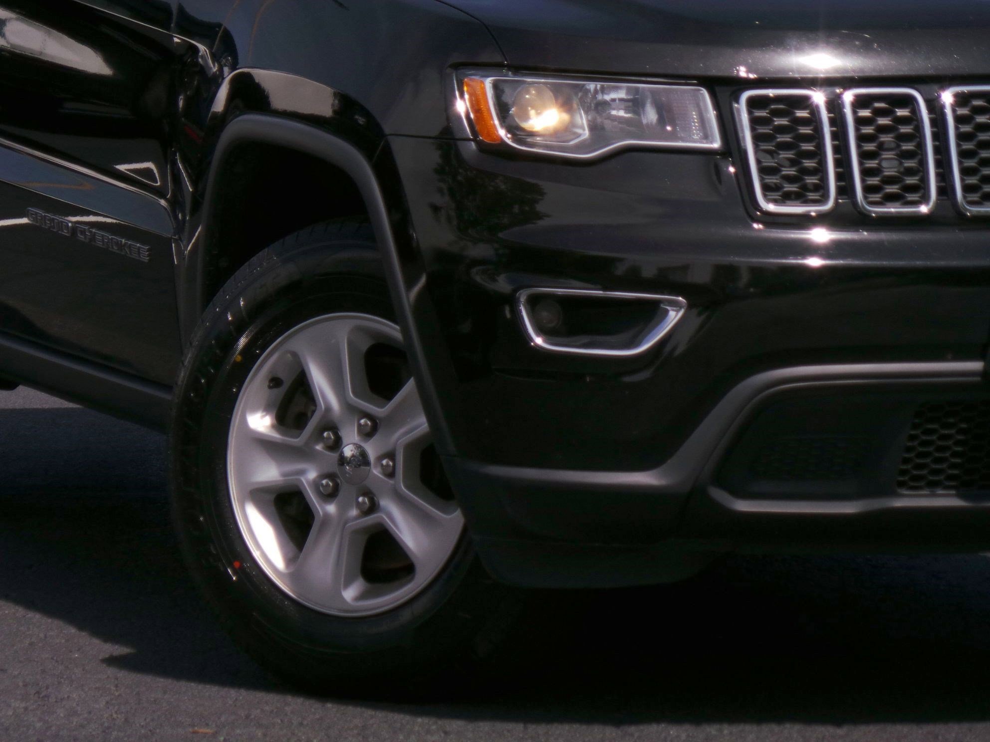 Used 2017 Jeep Grand Cherokee Laredo w/ Quick Order Package 23E AWD/4WD image 22