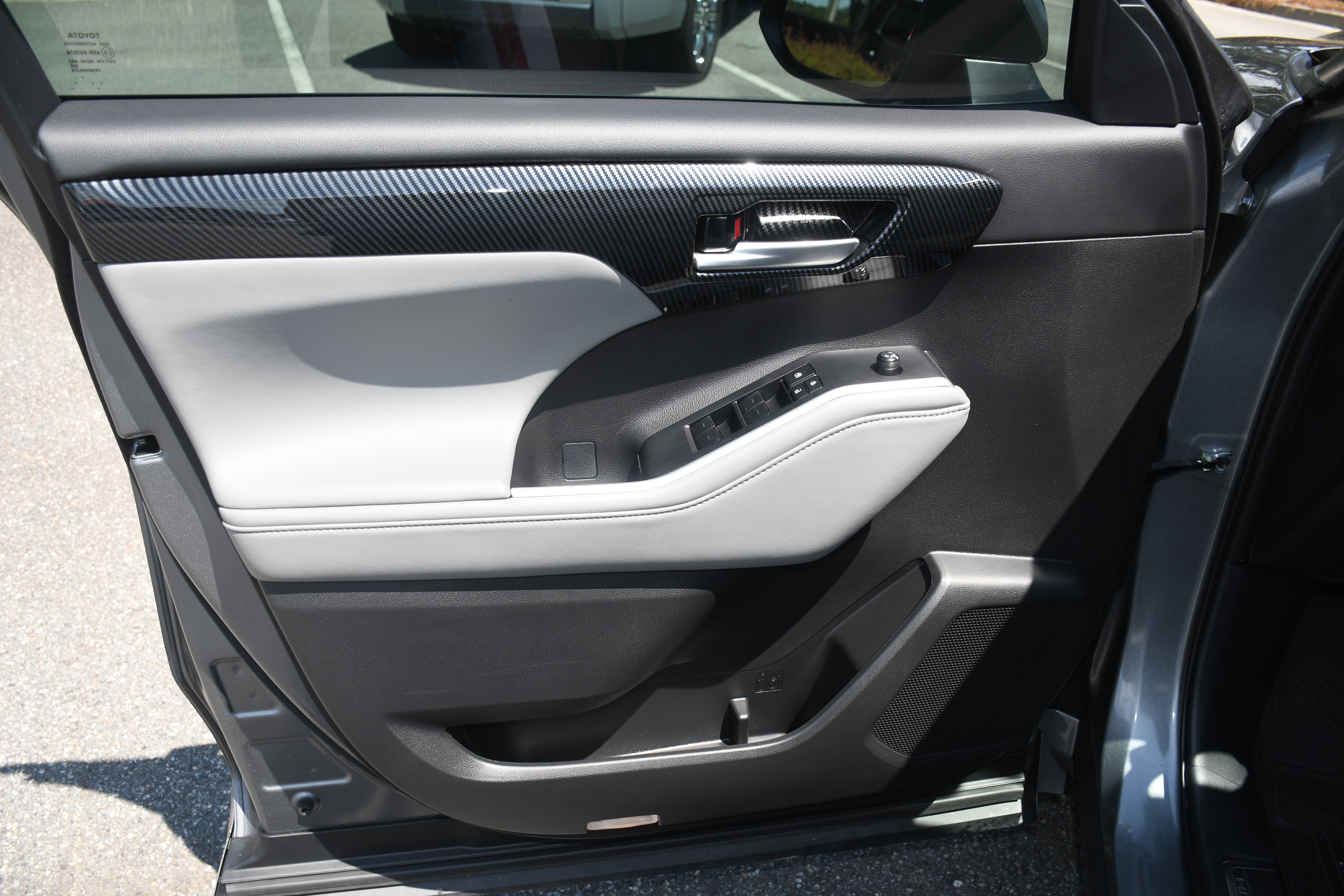 Used 2025 Toyota Highlander XLE AWD/4WD image 10