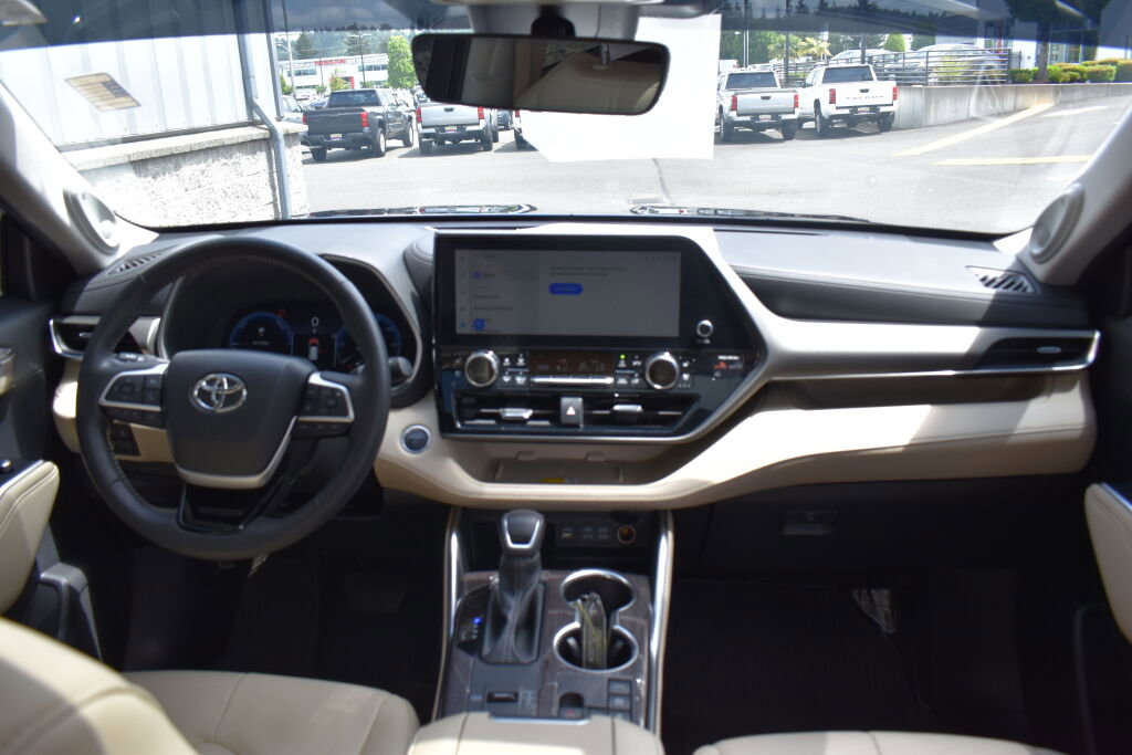 Certified 2024 Toyota Highlander Limited AWD/4WD image 26