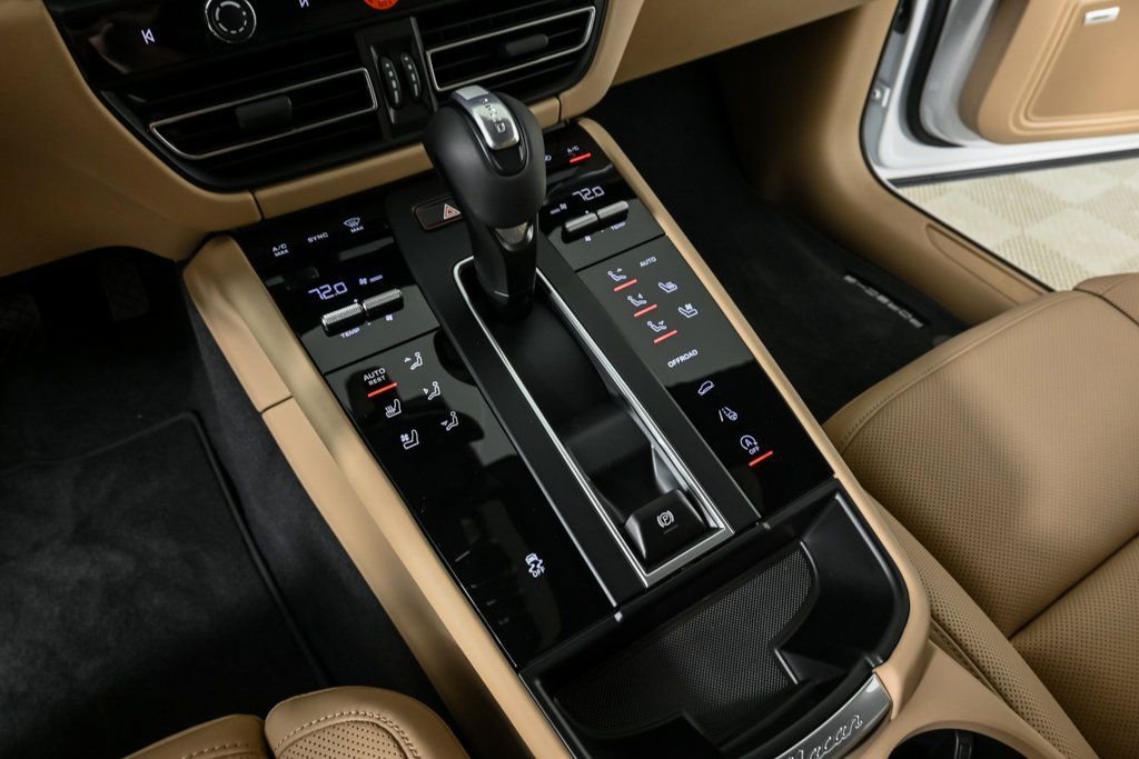 Certified 2025 Porsche Macan image 17