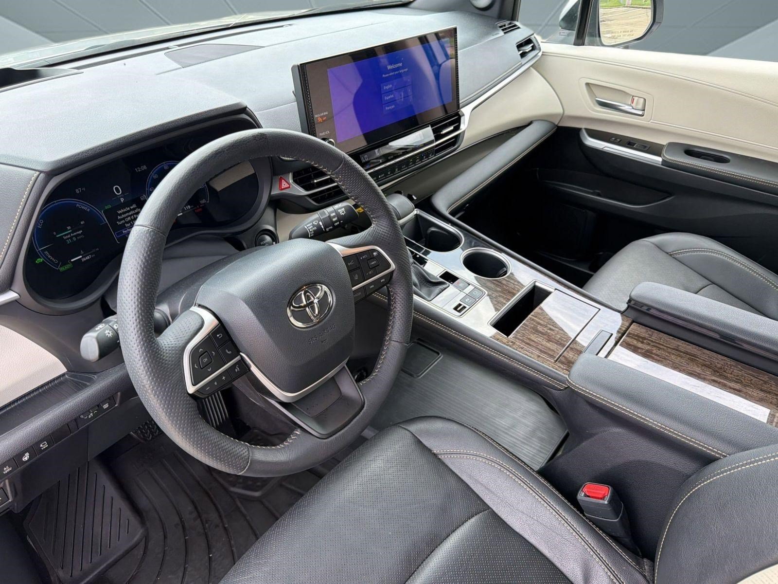 Used 2025 Toyota Sienna Platinum FWD image 4