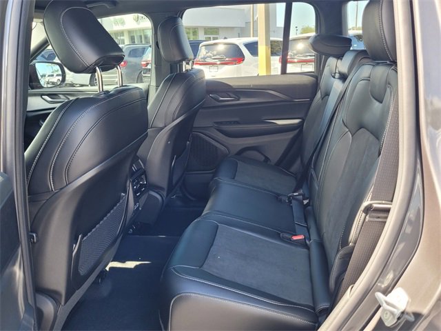 Used 2025 Jeep Grand Cherokee Altitude image 11