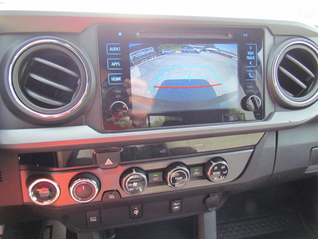 Used 2017 Toyota Tacoma TRD Sport image 19