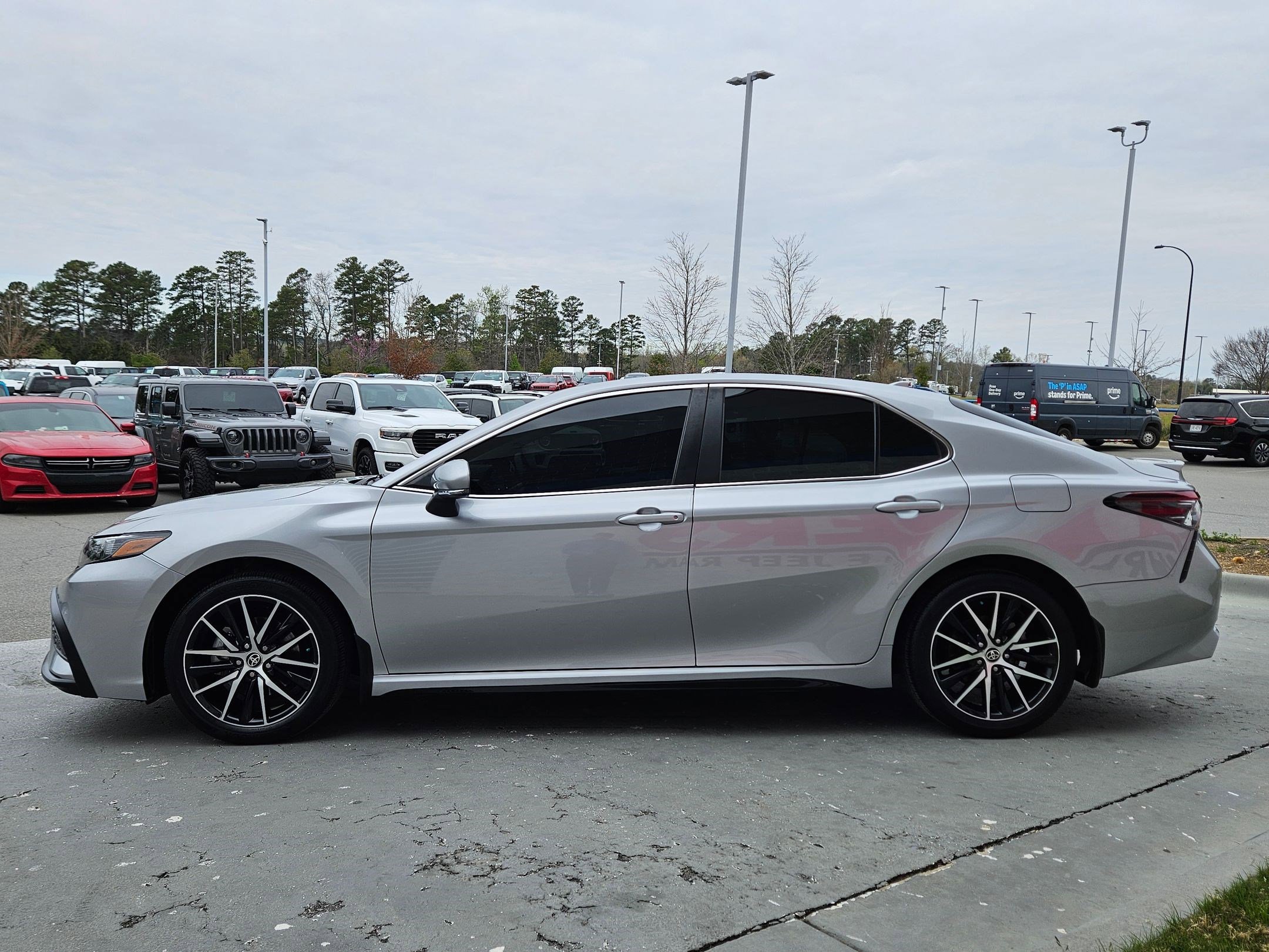 Used 2022 Toyota Camry SE FWD image 4