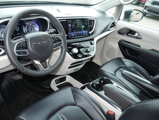 Used 2023 Chrysler Pacifica Touring-L w/ Uconnect Theater Family Group image 16