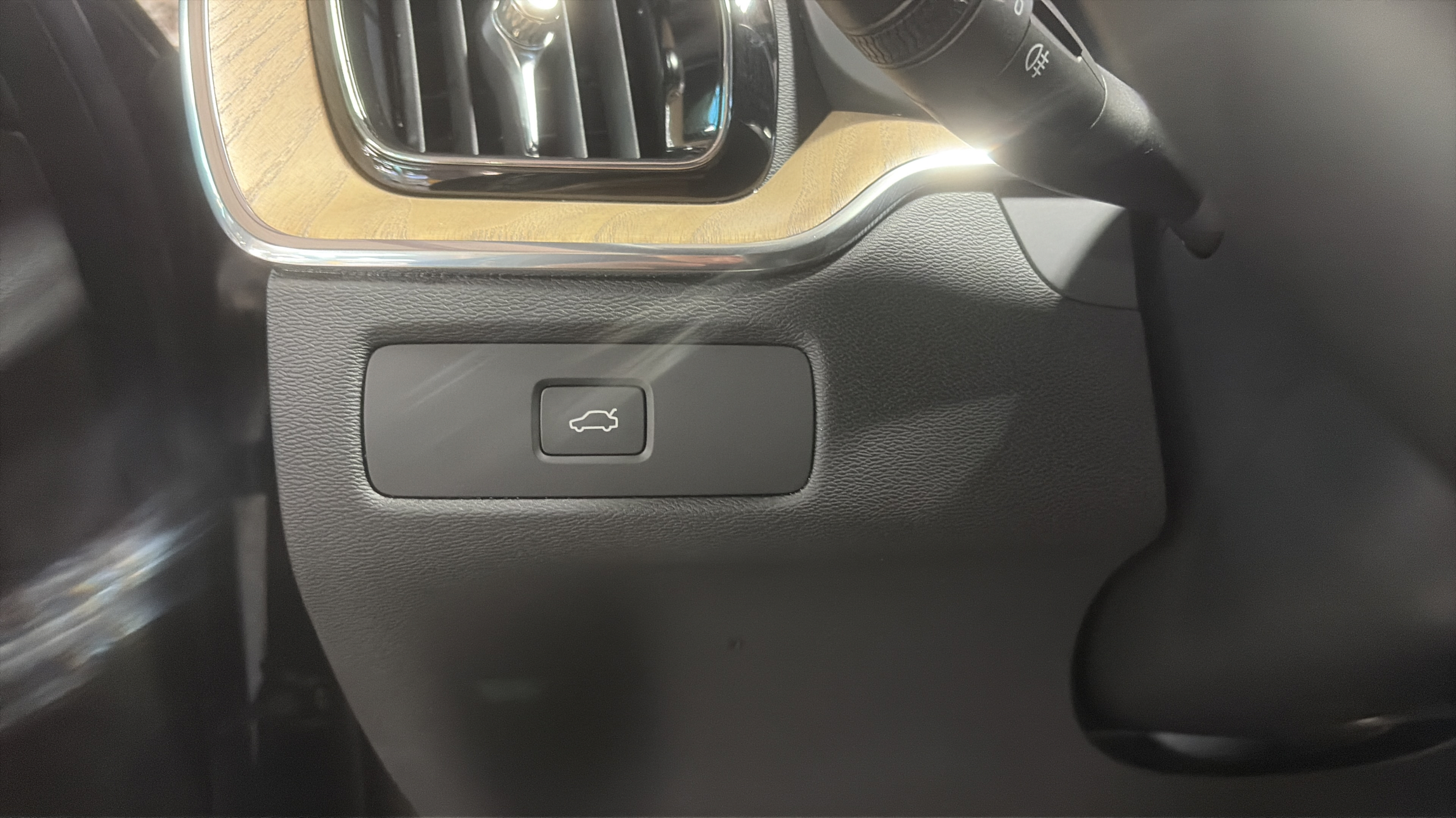New 2027 Volvo XC60 B5 Plus AWD/4WD image 16