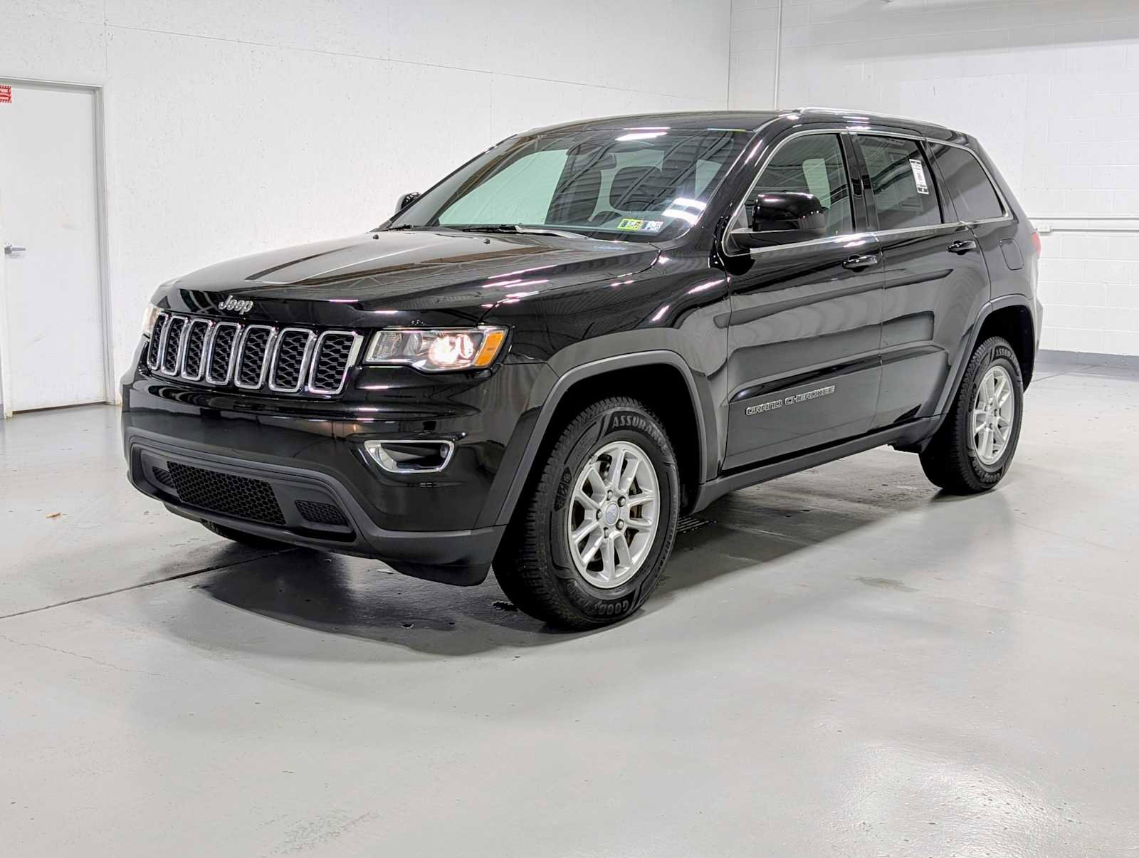 Used 2019 Jeep Grand Cherokee Laredo image 1