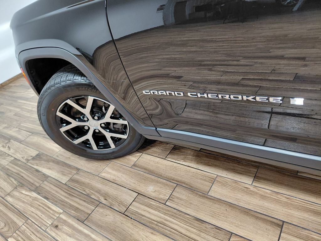 Used 2023 Jeep Grand Cherokee L Limited AWD/4WD image 28