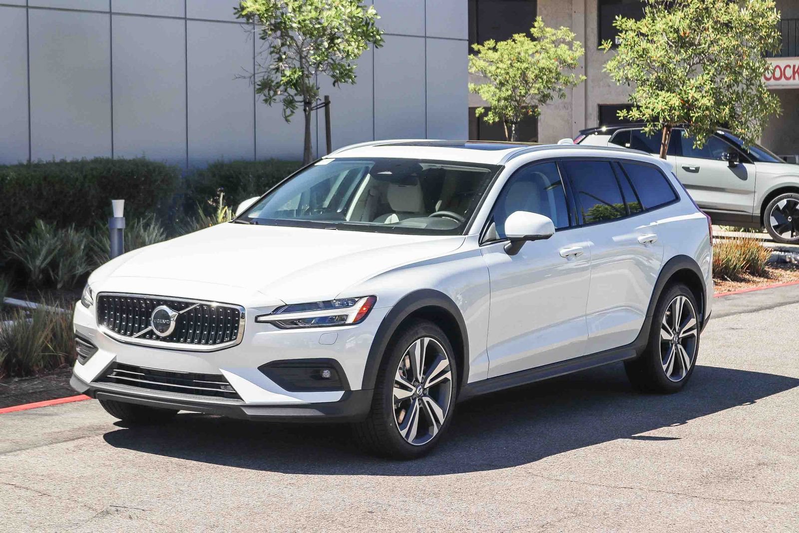 New 2026 Volvo V60 B5 Cross Country Plus w/ Climate Package AWD/4WD image 3