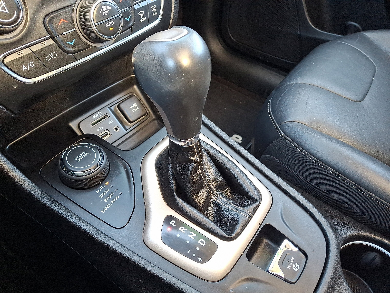 Used 2018 Jeep Cherokee Limited AWD/4WD image 14
