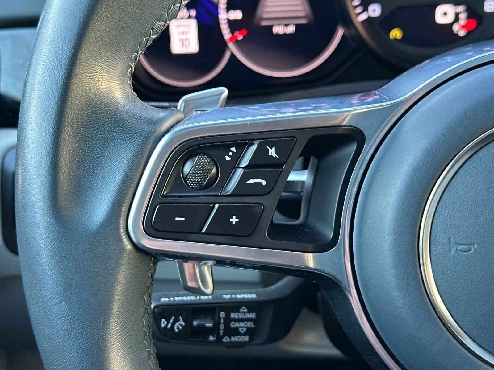 Certified 2023 Porsche Cayenne Platinum Edition w/ Towing Package w/o Tow Ball image 27