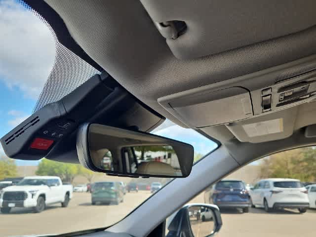 Used 2024 Toyota Highlander XLE FWD image 28