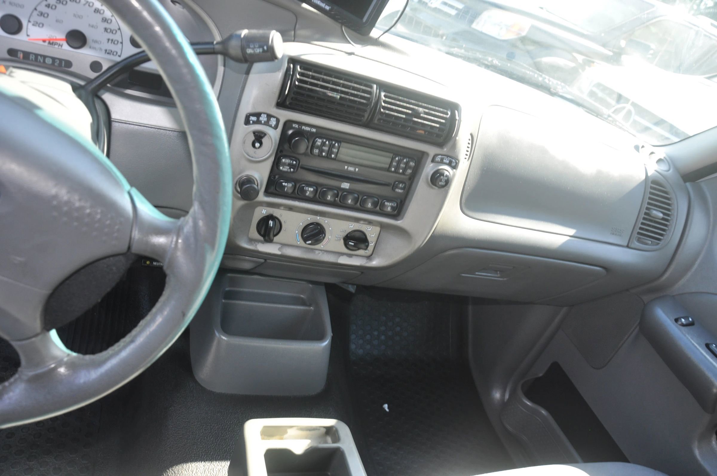 Used 2004 Ford Explorer Sport Trac XLT AWD/4WD image 27