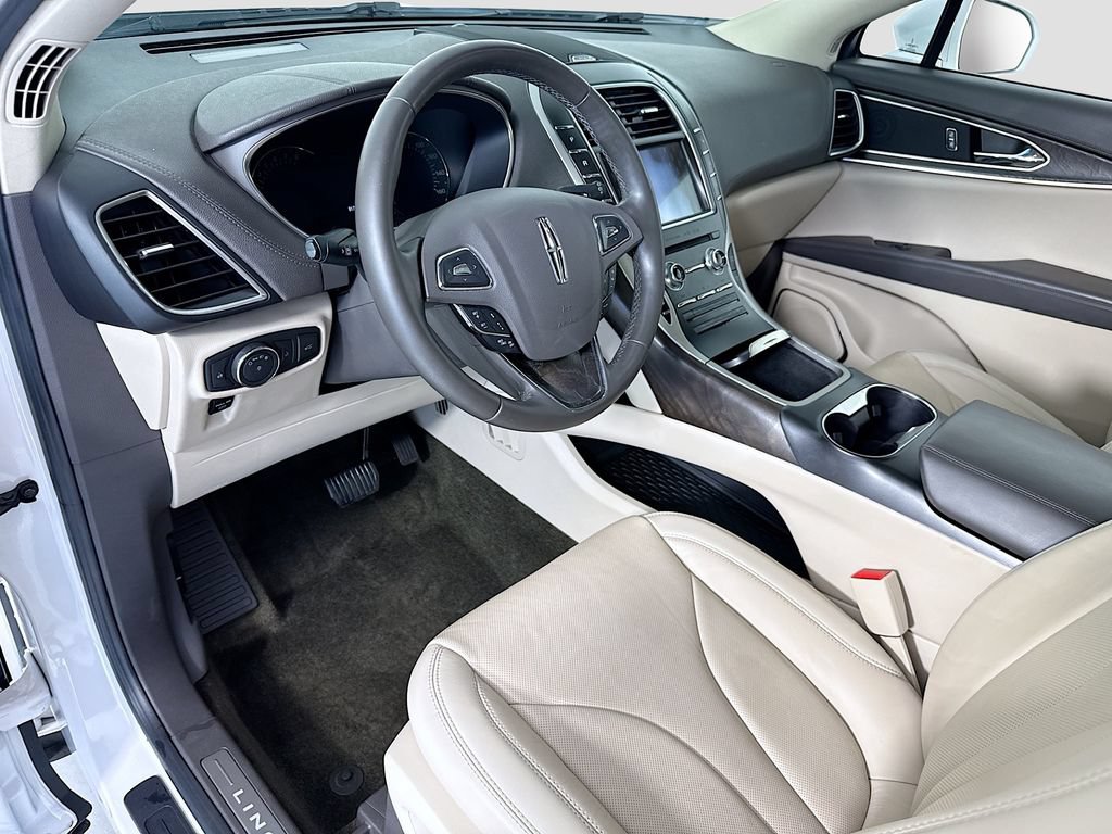 Used 2017 Lincoln MKX Reserve w/ Driver Assistance Package FWD image 9