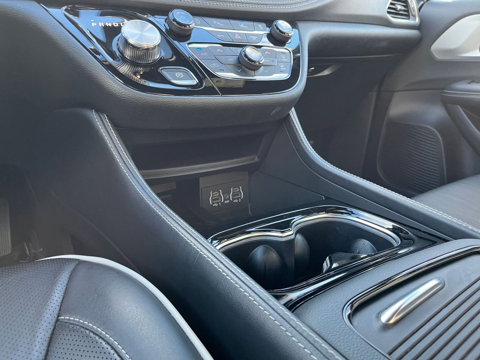 Used 2025 Chrysler Pacifica Limited image 46