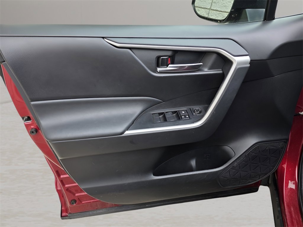 Used 2021 Toyota RAV4 XLE image 18