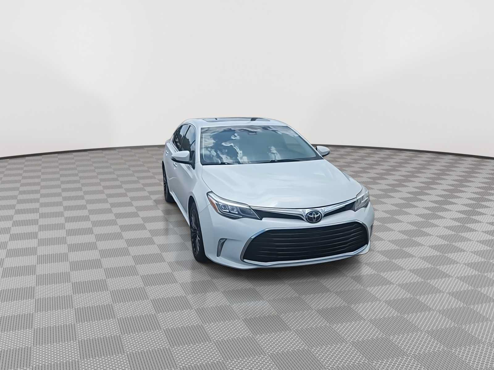 Used 2017 Toyota Avalon Touring FWD image 3