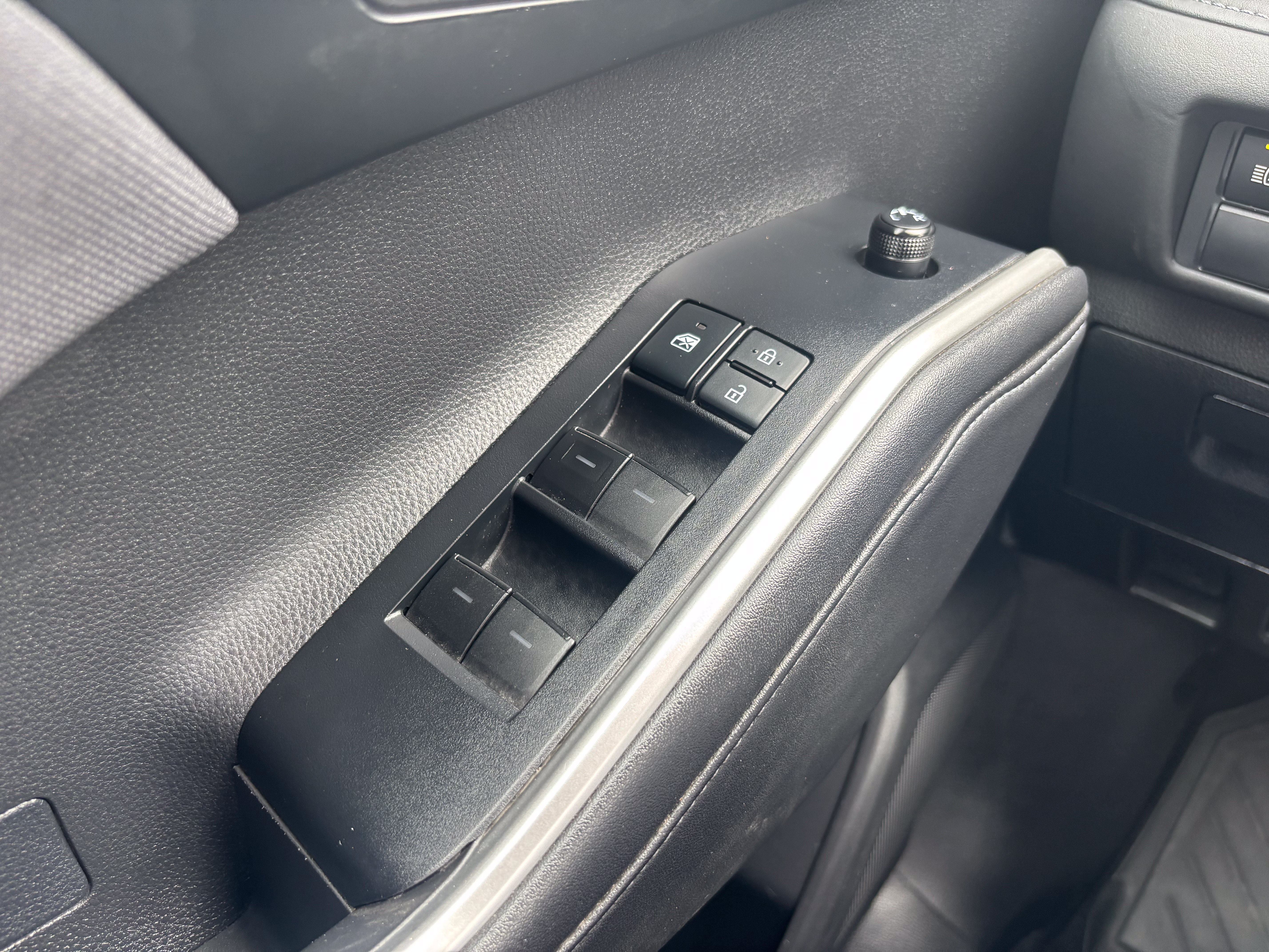 Used 2020 Toyota Highlander L FWD image 21