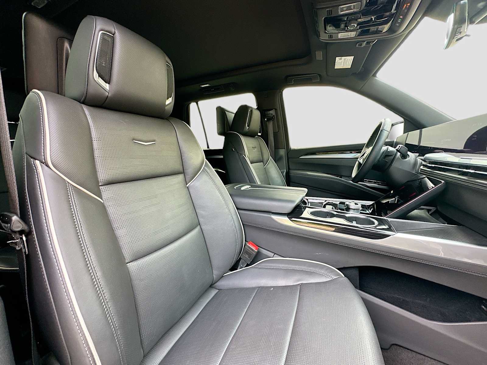 Used 2025 Cadillac Escalade Sport w/ LPO, Floor Liner Package AWD/4WD image 32