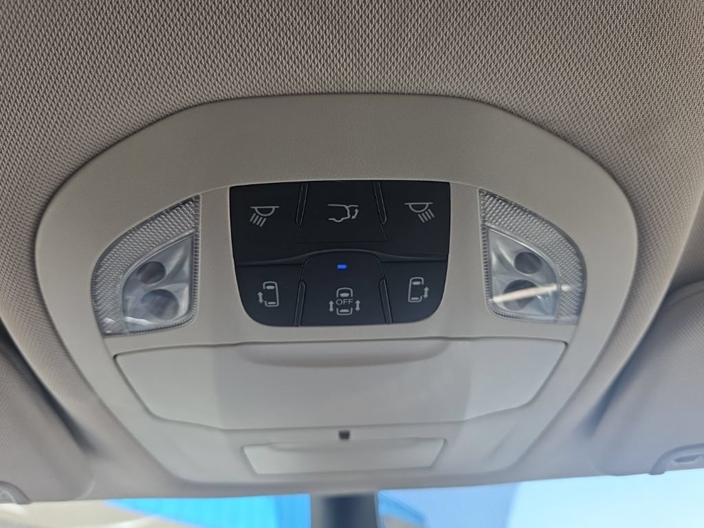Used 2023 Chrysler Voyager LX FWD image 28