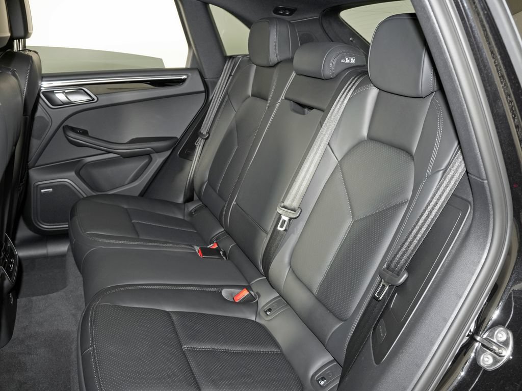 Certified 2026 Porsche Macan Turbo AWD/4WD image 34