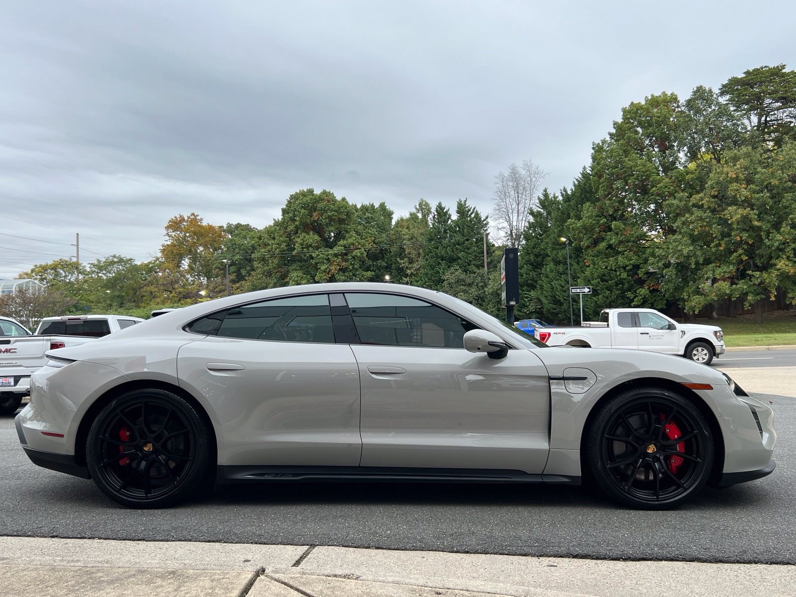 Used 2022 Porsche Taycan GTS w/ Premium Package (P6U) AWD/4WD image 33