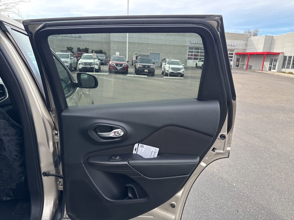 Used 2015 Jeep Cherokee Sport image 13