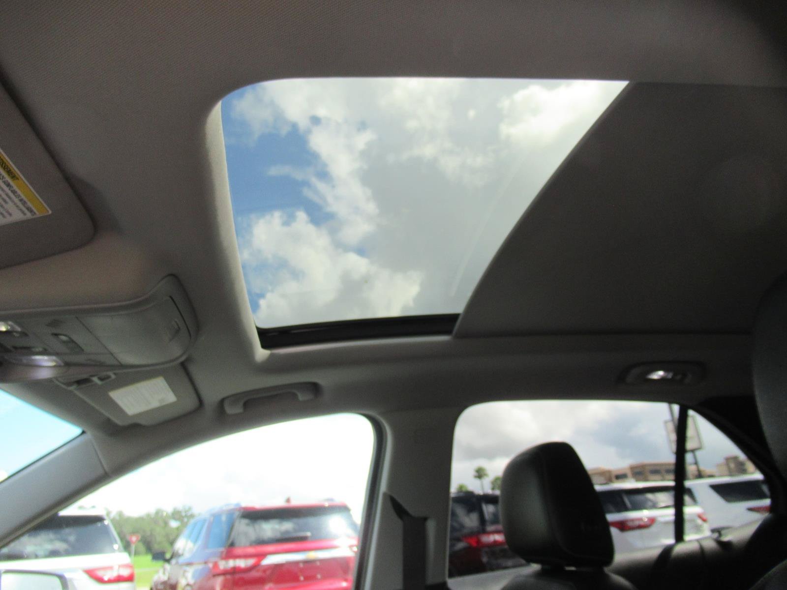 Used 2020 Chevrolet Equinox Premier FWD image 17