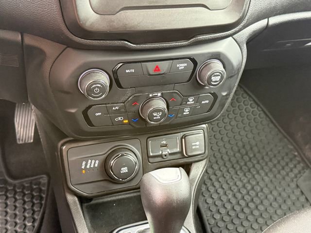 Used 2020 Jeep Renegade Latitude w/ Cold Weather Group AWD/4WD image 22
