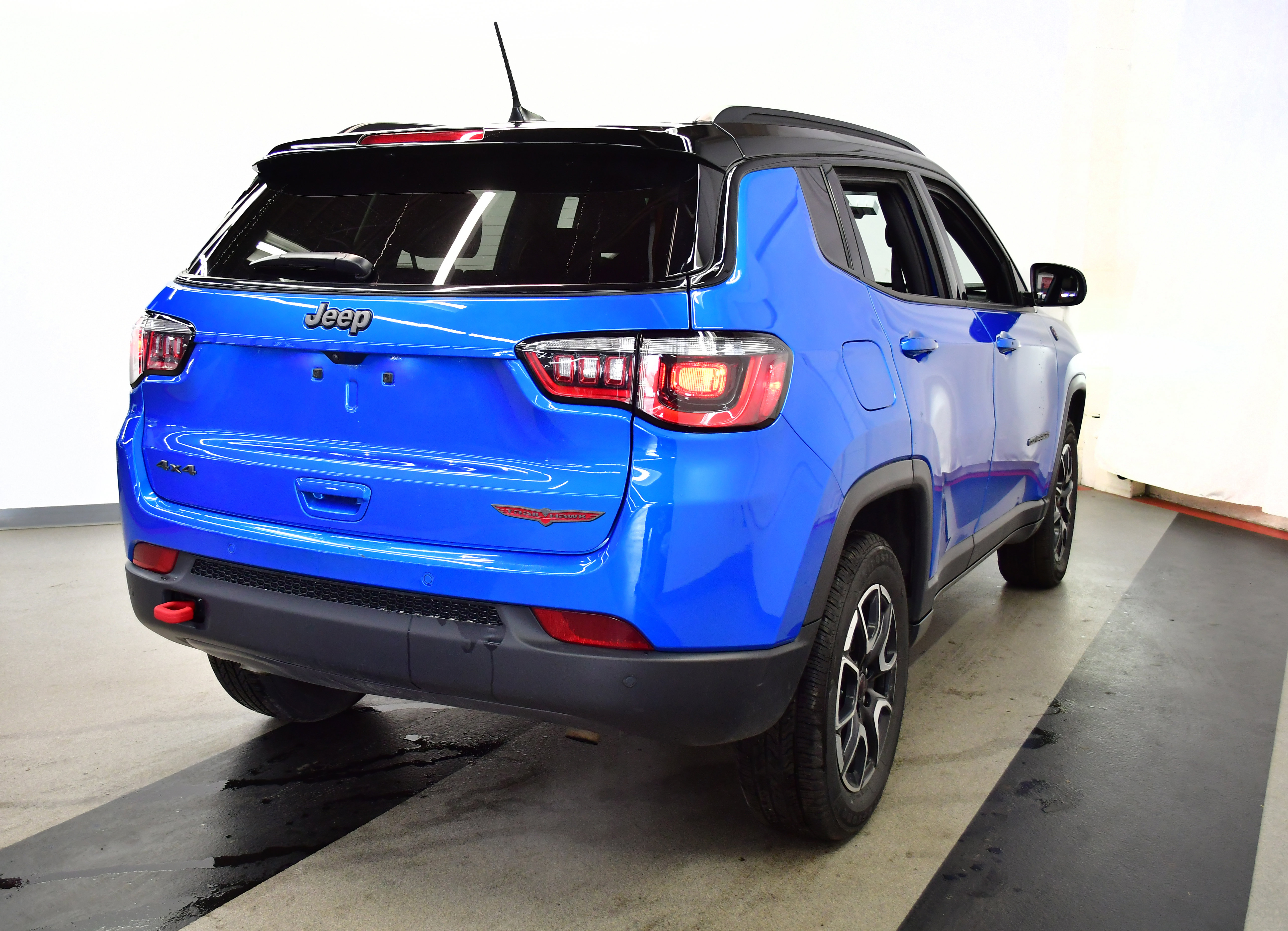 Used 2025 Jeep Compass Trailhawk image 7