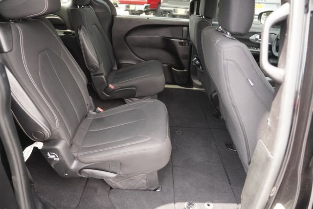 Used 2019 Chrysler Pacifica Touring Plus w/ S Appearance Package FWD image 17
