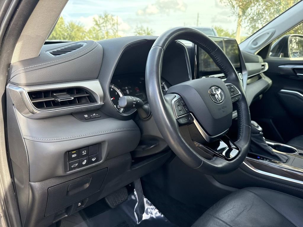 Used 2021 Toyota Highlander Platinum image 26
