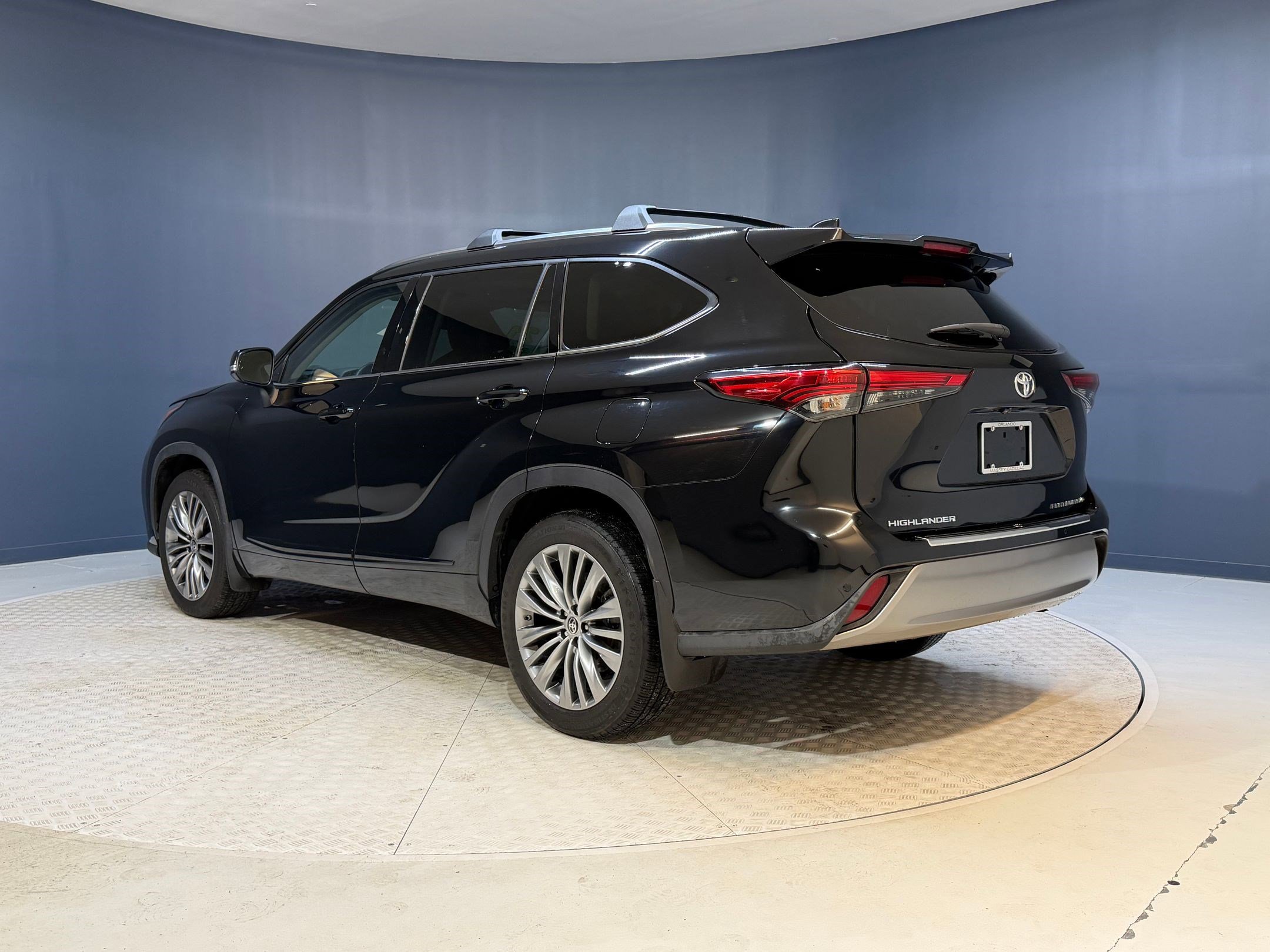 Used 2021 Toyota Highlander Platinum image 3