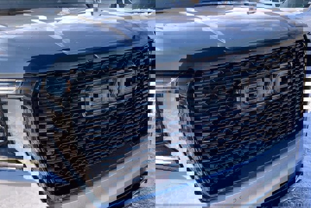 Used 2023 GMC Yukon XL SLT image 31