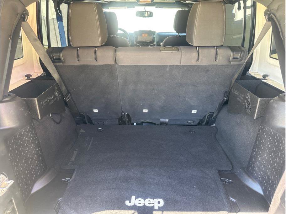 Used 2016 Jeep Wrangler Unlimited Rubicon w/ Connectivity Group AWD/4WD image 31