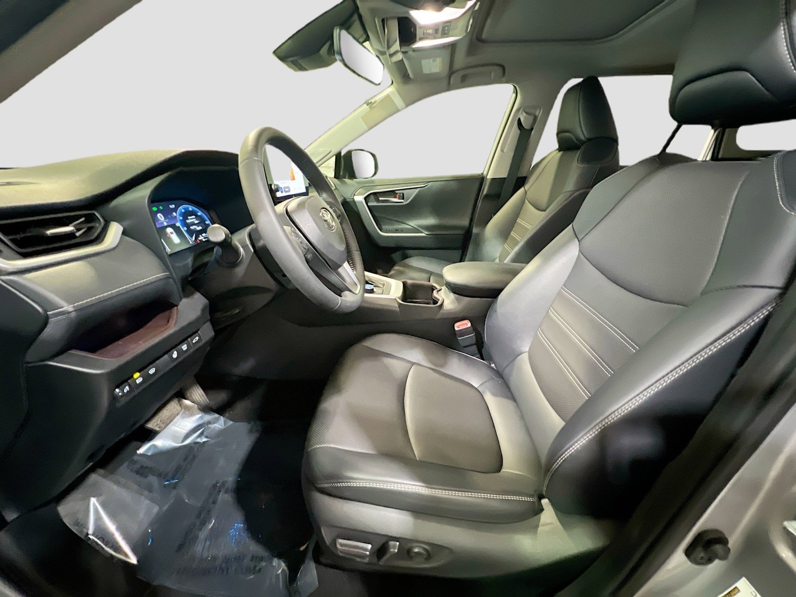 Used 2025 Toyota RAV4 Limited w/ Weather Package AWD/4WD image 15