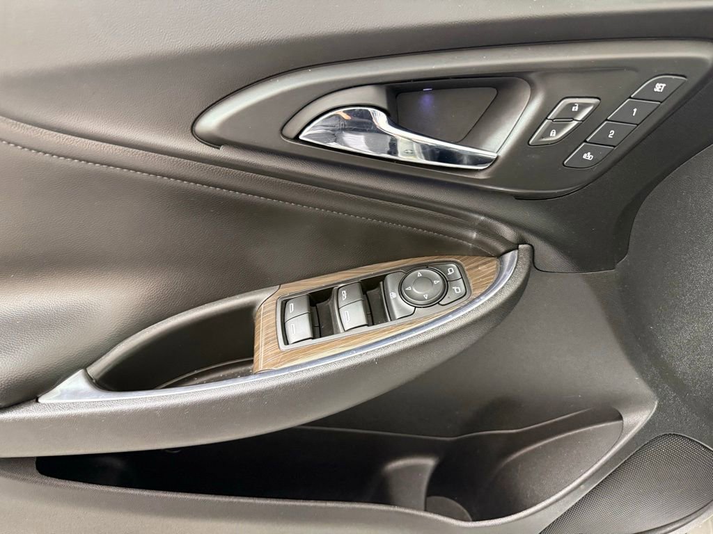 Used 2018 Chevrolet Malibu Premier w/ Driver Confidence Package image 13