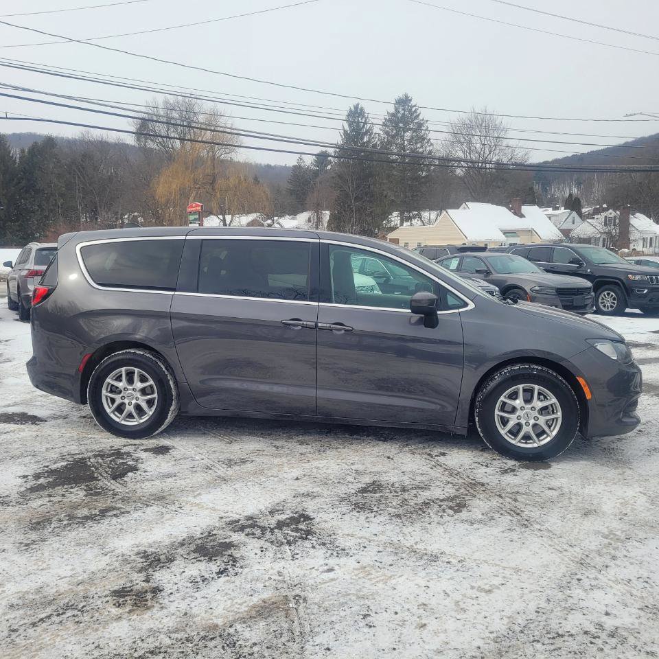 Used 2022 Chrysler Voyager LX image 9