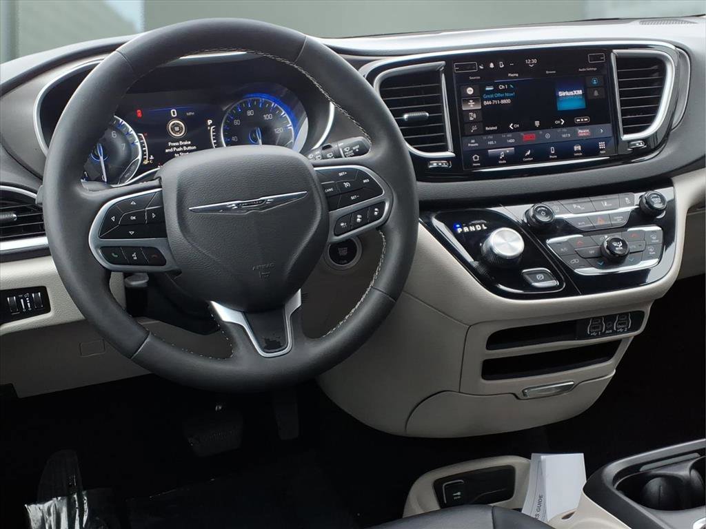 Used 2024 Chrysler Pacifica Touring-L image 13